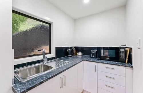 Titirangi Apartment | 21 Kaurimu Rise, Titirangi, Auckland 0604