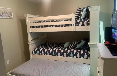 Brent Apartment | 22 min to Beach-2 bd room-Self check in -sleep 6-BBQ-WD