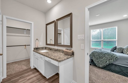 Montgomery House | '22 New Build/3 king beds 1 queen /Close to Lake/free coffee barwifi and parki