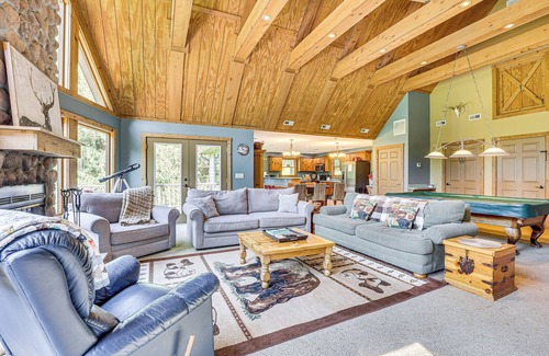 Blissfield House | 23 Mi to Mohican SP: Group-Ready Lodge w/Hot Tub