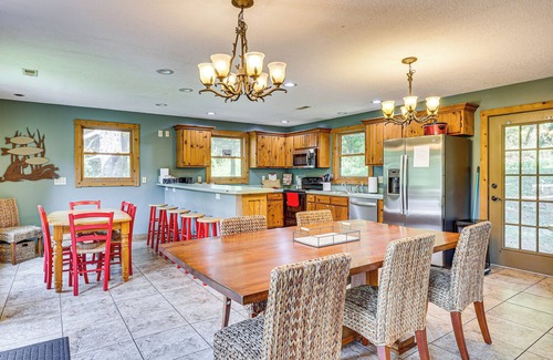 Blissfield House | 23 Mi to Mohican SP: Group-Ready Lodge w/Hot Tub
