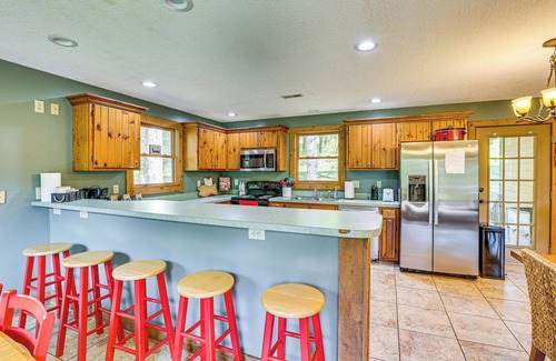 Blissfield House | 23 Mi to Mohican SP: Group-Ready Lodge w/Hot Tub