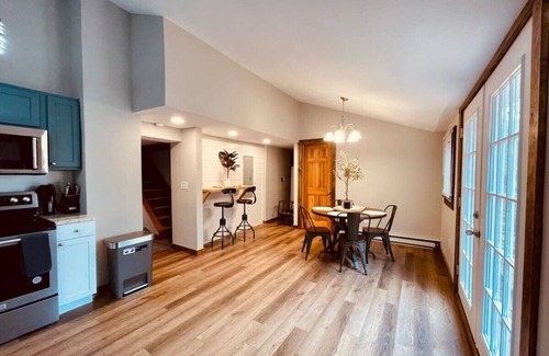 Middletown House | #24 *Serenity* A Lakefront Cottage Retreat