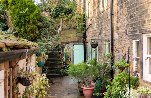 Honley Cottage | 240 year old "Cottage Pie" 10 mins walk to the amazing Holmfirth with Log Burner