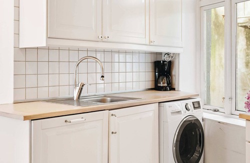 Bergen City Centre Apartment | 250m From CityCenter l Fireplace l Sleeps 6 l 24I7 check in