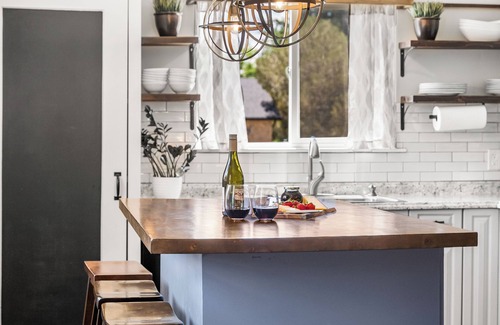 Columbine House | 25mins to Denver*Red Rocks*Hot Tub*2 Fire Pits, 1.5hrs to skiing, Pet Friendly