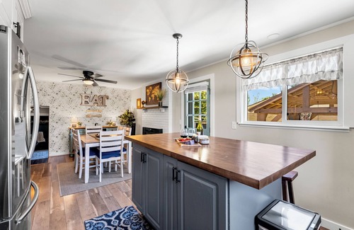 Columbine House | 25mins to Denver*Red Rocks*Hot Tub*2 Fire Pits, 1.5hrs to skiing, Pet Friendly