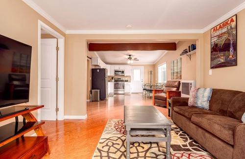 Valdez Cottage | 2B/2B Guest Cottage with outdoor hot tub. 2 miles from city center.