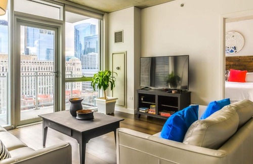 Downtown Chicago Apartment | 2B,2BA Luxury Apartment Balcony,Wi-Fi, PAID IN&OUT PARKING IN BLDG