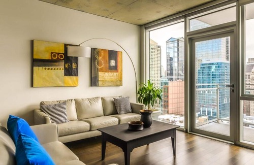 Downtown Chicago Apartment | 2B,2BA Luxury Apartment Balcony,Wi-Fi, PAID IN&OUT PARKING IN BLDG