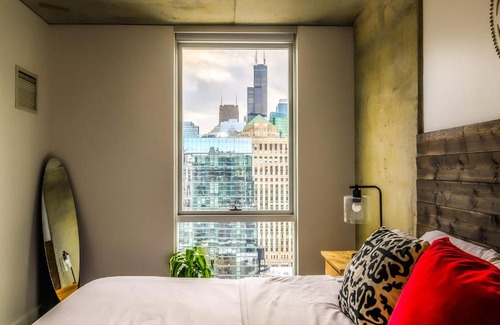 Downtown Chicago Apartment | 2B,2BA Luxury Apartment Balcony,Wi-Fi, PAID IN&OUT PARKING IN BLDG