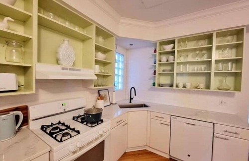 West Lakeview Apartment | 2BD/1 BA with summer patio in quiet Roscoe Village