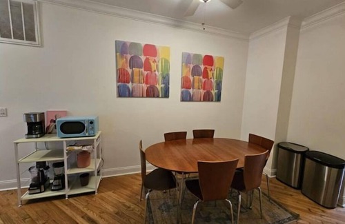 West Lakeview Apartment | 2BD/1 BA with summer patio in quiet Roscoe Village