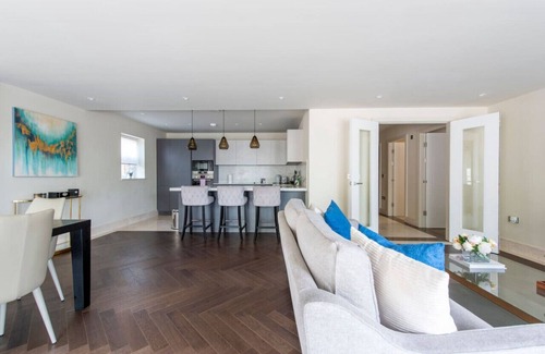 Chigwell Apartment | 2BD, 2BA Urban Oasis