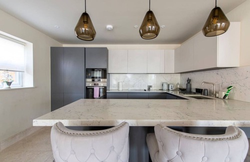 Chigwell Apartment | 2BD, 2BA Urban Oasis