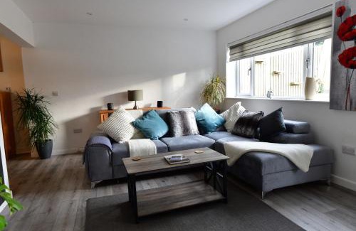 Winterbourne Earls House | 2BD Garden Home - A Short Walk to Stonehenge