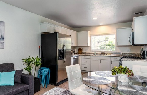 Loma Alta House | 2bd home with secluded backyard w BBQ near the beach