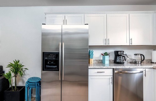 Loma Alta House | 2bd home with secluded backyard w BBQ near the beach