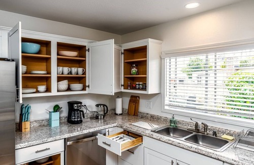 Loma Alta House | 2bd home with secluded backyard w BBQ near the beach