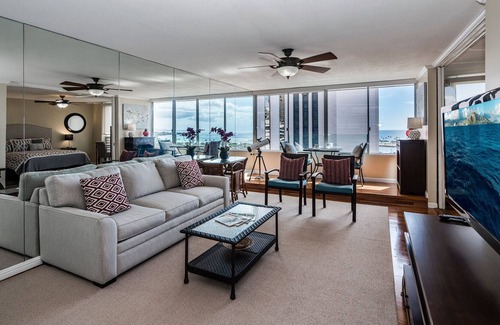 Downtown Honolulu Condo | 2BD, Pool, FREE PARKING