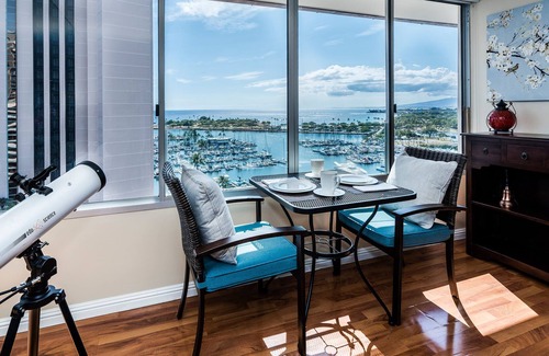 Downtown Honolulu Condo | 2BD, Pool, FREE PARKING