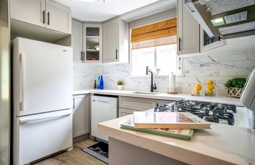 Topham Park House | 2Bedroom+1Bathroom+I Parking East-York bungalow