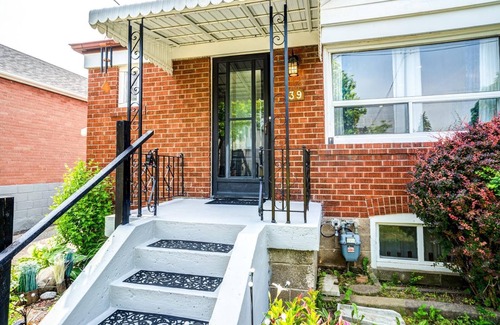 Topham Park House | 2Bedroom+1Bathroom+I Parking East-York bungalow