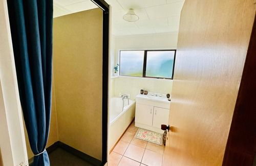 Papatoetoe House | 2BR Airport flat! WIFI +Parking !Peaceful Stay