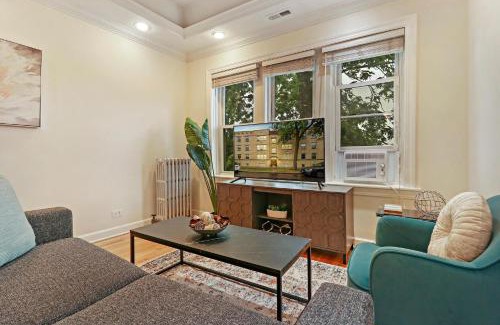 Old Irving Park Apartment | 2BR Alluring Apartment with Laundry - Cullom D3