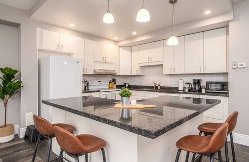 Burlington Apartment | 2BR Burlington Apt | Near Waterfront & Art Gallery