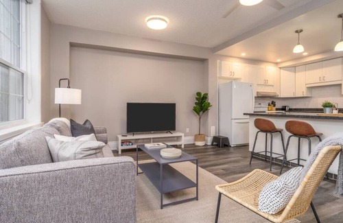 Burlington Apartment | 2BR Burlington Apt | Near Waterfront & Art Gallery