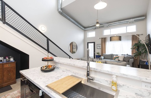 Lexington House | 2BR Central Loft w/Garage, near NCR & Downtown