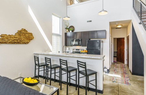 Lexington House | 2BR Central Loft w/Garage, near NCR & Downtown