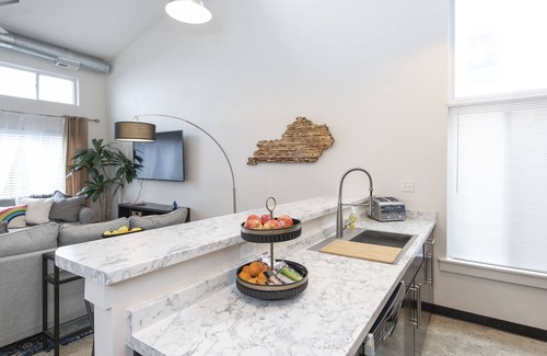 Lexington House | 2BR Central Loft w/Garage, near NCR & Downtown