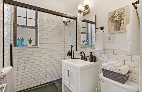 West Lakeview Apartment | 2BR Enticing Apt in Chicago near Restaurants - Belmont A2 A4 rep