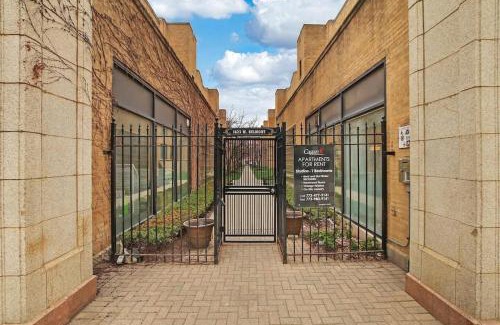 West Lakeview Apartment | 2BR Enticing Apt in Chicago near Restaurants - Belmont A2 A4 rep