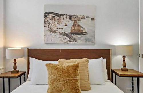 West Lakeview Apartment | 2BR Enticing Apt in Chicago near Restaurants - Belmont A2 A4 rep