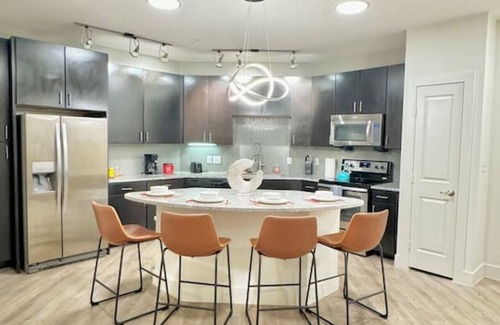 Wetmore Apartment | 2BR Modern 2mi to Six Flags, La Cantera & Dining