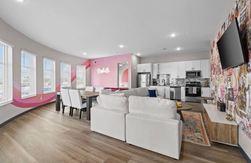 South Nashville Apartment | 2BR Penthouse in Nashville`s Heart - Free Wifi