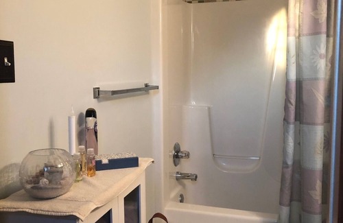 Milford Bed & Breakfast | 2nd-floor guestroom with attached bath