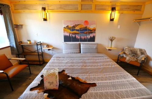 Willow House | 2nd Floor Newly Renovated room in Hatcher Pass Castle