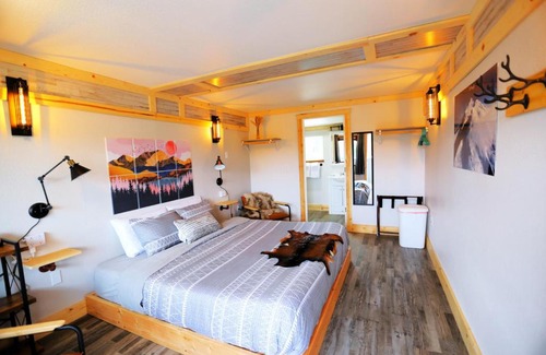 Willow House | 2nd Floor Newly Renovated room in Hatcher Pass Castle