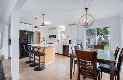 Pointe aux Roches House | 3 bdr cottage w/pool & hot tub-close to marina & golf course