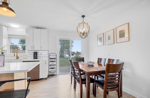 Pointe aux Roches House | 3 bdr cottage w/pool & hot tub-close to marina & golf course