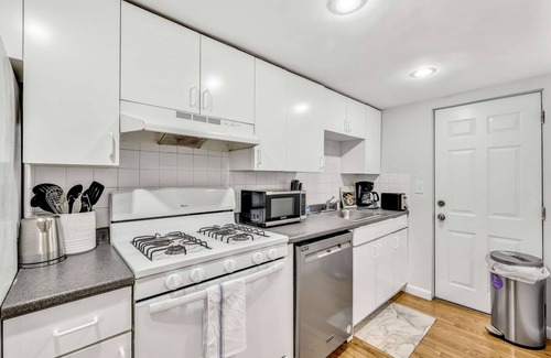 East Cambridge Apartment | 3 Bed 1 Bath with Free Parking