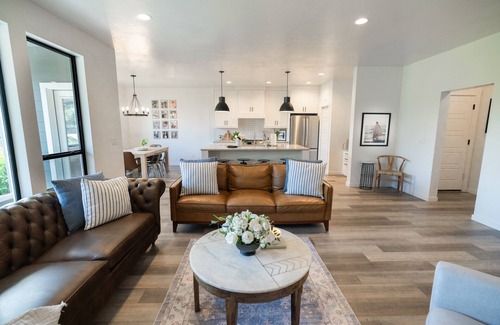 Nampa House | 3 bed/2.5 bath home with gym and pool access. 5 minutes from shopping + freeway