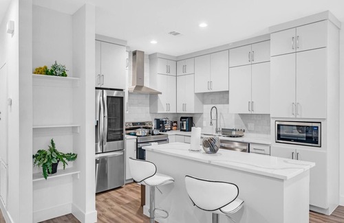 Old East Dallas House | 3 bed 2 bath Home | DWTN Dallas Skyline View from Rooftop and Balconies