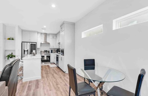 Old East Dallas House | 3 bed 2 bath Home | DWTN Dallas Skyline View from Rooftop and Balconies