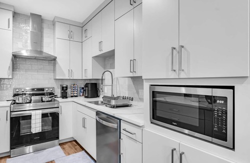 Old East Dallas House | 3 bed 2 bath Home | DWTN Dallas Skyline View from Rooftop and Balconies