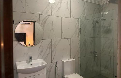 Freetown Apartment | 3 Bed Apartment Sleeps 6 - EnSuites Parking Wifi